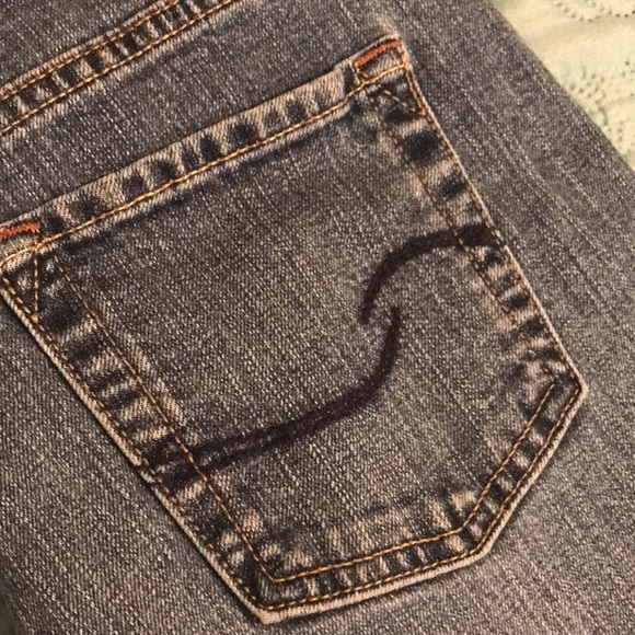 ❤️ (29)Ladies in Levi’s, size 10 short. Jeans are in excellent condition. - Picture 6 of 9